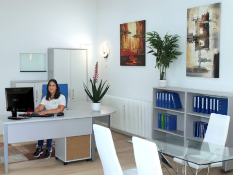 Hell eingerichtetes Büro mit freundlicher Mitarbeiterin in Karlsruhe